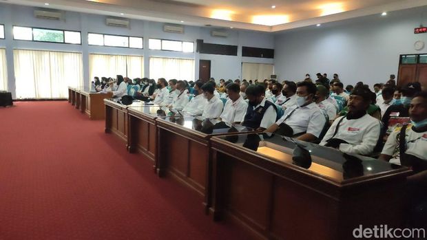 Sejumlah tenaga honorer yang tergabung dalam Paguyuban Honorer Ciamis, Jawa Barat, melakukan aksi damai ke Sekretariat Daerah Ciamis, Selasa (14/6/2022).