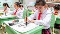 Mereka terlihat sangat antusias saat menggoreskan tinta di atas kertas.