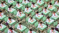 Begini suasana saat puluhan siswa sekolah dasar di China sibuk dalam kompetisi kaligrafi, di Hohhot, Mongolia Dalam, China, Senin (13/6/2022). Kota ini sekitar 500 km sebelah barat Ibu Kota Beijing.