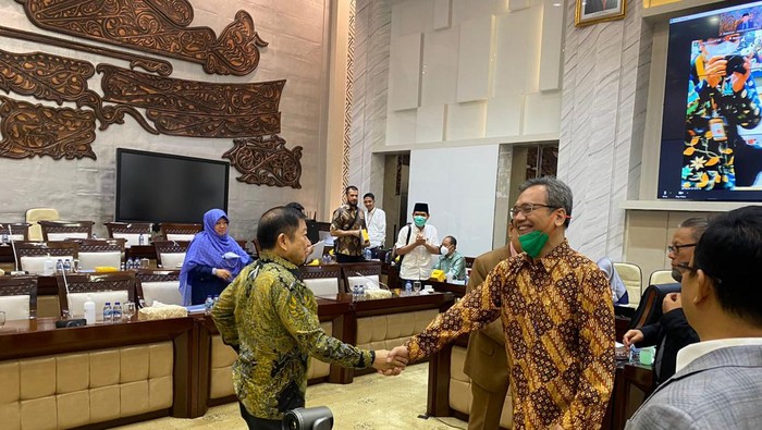 Sihar Sitorus bersalaman dengan Menteri PNN Suharso Monoarfa. Istimewa