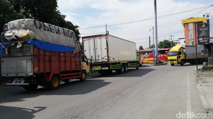 Kendaraan berat masih melintas di simpang Joglo saat proyek relokasi saluran berjalan. (foto: Ari Purnomo/detikJateng)