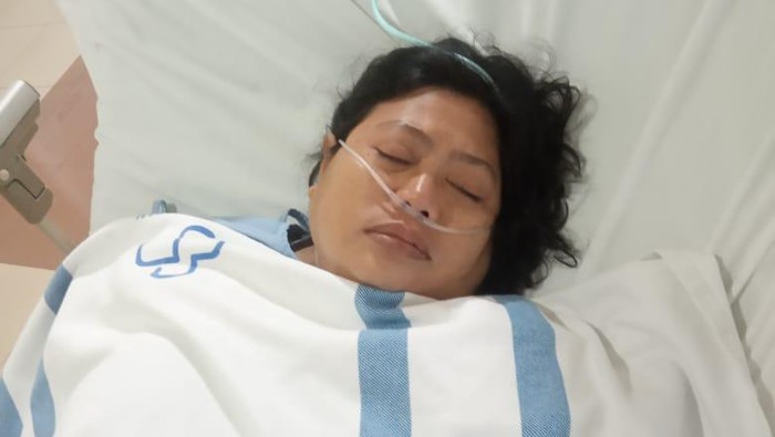 Sri, istri Bresman Marboen yang akses rumahnya terhalang tembok SMKN 69 Jakarta. (Dok. pribadi Bresman Marboen)