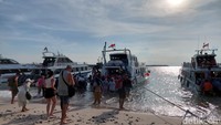 Kami menggunakan jasa tur ke Nusa Penida. Perjalanan dimulai dari Pelauhan Sanur dan menyeberang dengan speadboat menuju Nusa Penida. (Syanti/detikcom)