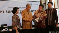 Presiden Direktur PT Surya Pertiwi Tbk Tjahjono Alim berbincang dengan Wakil Presiden Direktur Willianto Alim, Direktur Keuangan & Corporate Secretary Irene Hamidjaja, dan Wakil Presiden Komisaris Usman Andy di sela-sela Rapat Umum Pemegang Saham Tahunan (RUPST).