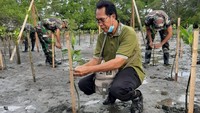 QNET Indonesia, RYTHM Foundation, dan Kodim 1611 Badung menanam 2.000 bibit bakau di Taman Hutan Raya Ngurah Rai Bali.