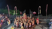 Pertunjukan pun di mulai. Para penonton begitu antusias hingga mereka juga mengabadikan pementasan. Gelak tawa pun ramai tatkala Hanoman muncul dan masuk di antara padatnya penonton.