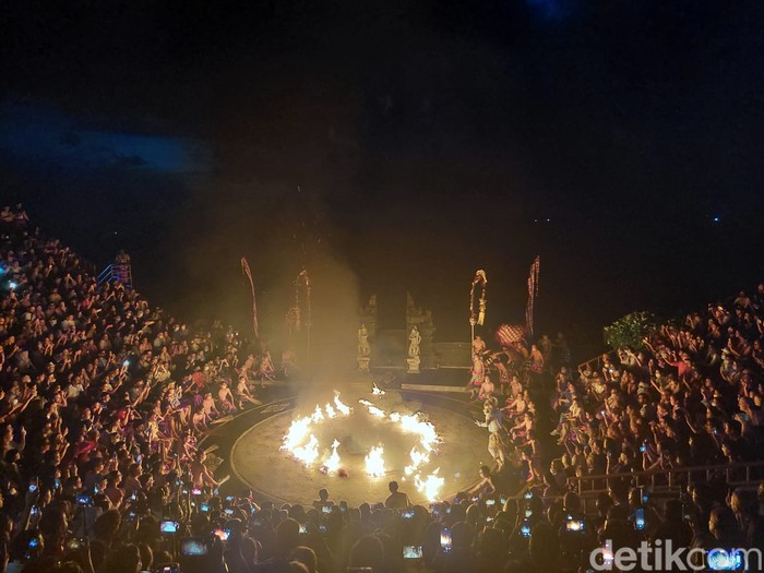 Tari Kecak di Pura Uluwatu Tari Kecak di Pura Uluwatu