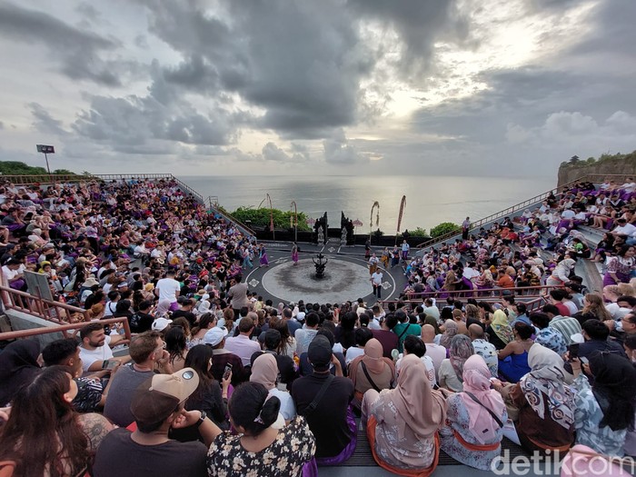 Tari Kecak di Pura Uluwatu Tari Kecak di Pura Uluwatu