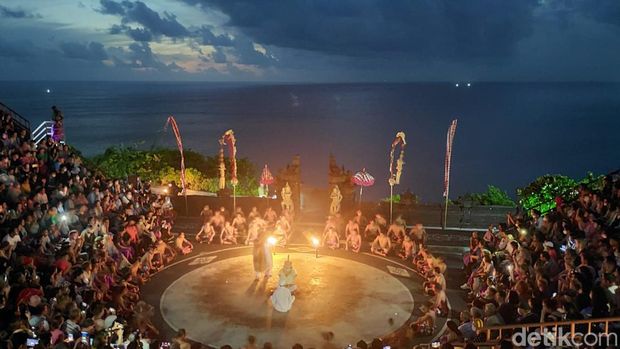 Tari Kecak di Pura Uluwatu