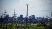 Reruntuhan pabrik Metallurgical Combine Azovstal dan sebuah gereja Ortodoks terlihat di Mariupol.