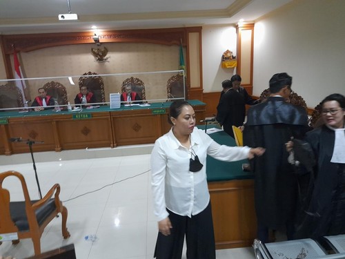 Terdakwa kasus dugaan korupsi Dana Insentif Daerah (DID) Kabupaten Tabanan Ni Putu Eka Wiryastuti (kemeja putih) di ruang sidang pengadilan tipikor Denpasar, Selasa (14/6/2022)