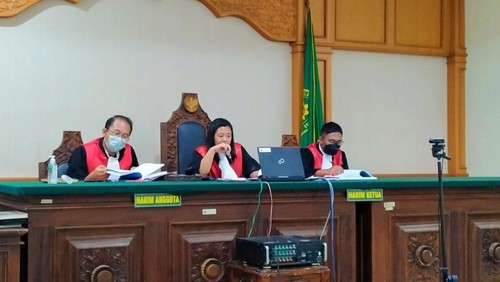 Terdakwa pemalsuan uang I Gede Yogi Mahendra (28), divonis pidana penjara selama 9 bulan oleh majelis hakim Pengadilan Negeri (PN), Selasa (14/6/2022)