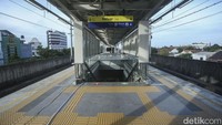 Adapun pengoperasian stasiun Matraman ini dilakukan sebagai langkah antisipatif penumpukan di Stasiun Manggarai pasca diterapkannya switch over (SO) ke-5 di stasiun tersebut.