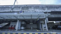 Sisi Timur stasiun langsung terhubung dengan jalan Raya Matraman dan terintegrasi dengan halte bus Trans Jakarta koridor 5.