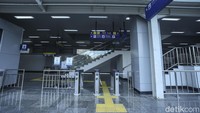 Stasiun Matraman sendiri memiliki sudah fasilitas pelayanan pengguna seperti loket, ruang pelayanan barang tertinggal, ruang laktasi, pos kesehatan, toilet, musala, fasilitas untuk pengguna disabilitas, lift dan eskalator serta area parkir.
