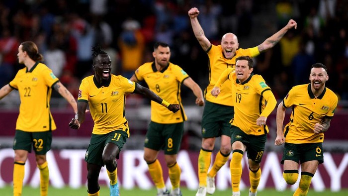 DOHA, QATAR - JUNE 13: Australia celebrate after winning the game in penalty shootouts in the 2022 FIFA World Cup Playoff match between Australia Socceroos and Peru at Ahmad Bin Ali Stadium on June 13, 2022 in Doha, Qatar. (Photo by Joe Allison/Getty Images)