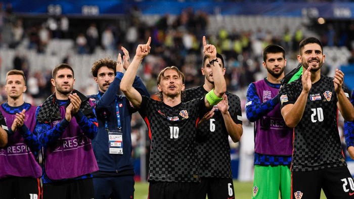 PARIS, FRANCE - JUNE 13: Luka Modric of Croatia (C) celebrates with his teammates after winning France during the UEFA Nations League League A Group 1 match between France and Croatia at Stade de France on June 13, 2022 in Paris, France. (Photo by Marcio Machado/Eurasia Sport Images/Getty Images)