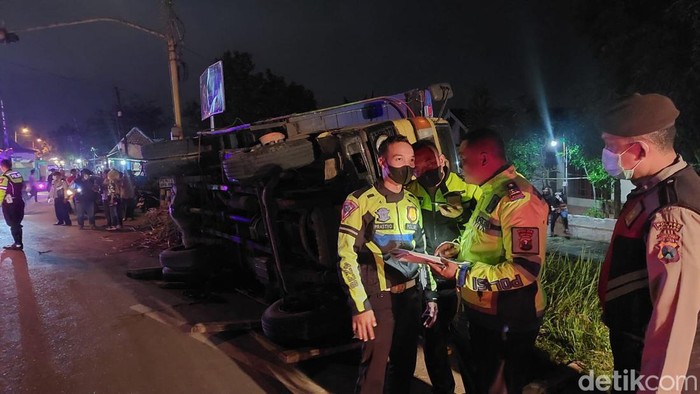 truk terguling di jombang 4 orang tewas