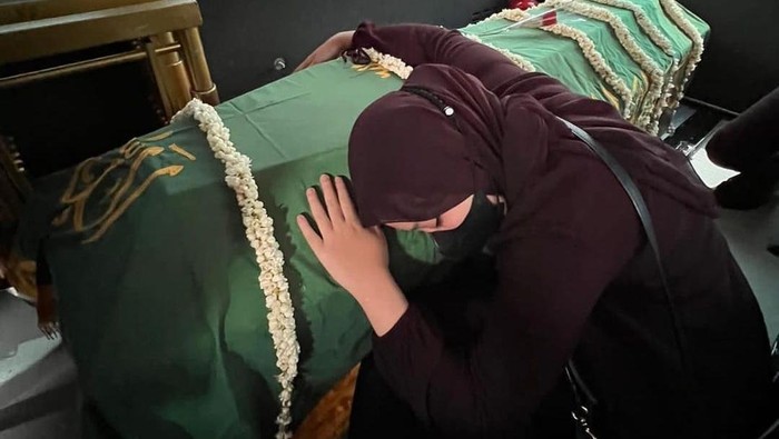 Unggahan Zara adik Eril saat momen terakhir memeluk peti jenazah kakaknya.