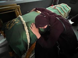 Rasa Haru Atalia Lihat Zara Peluk Peti Jenazah Eril hingga Tertidur