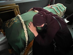 Menyentuh, Momen Zara Peluk Peti Eril Hingga Tertidur