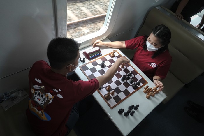 Pertandingan catur biasanya digelar di dalam ruangan, namun bagaimana jadinya bila pertandingan catur digelar di dalam kereta api yang berjalan? Ini fotonya.