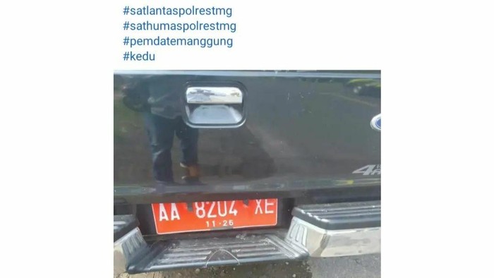 Viral mobil pelat merah diduga milik Pemkab Temanggung melaju ugal-ugalan di jalanan.