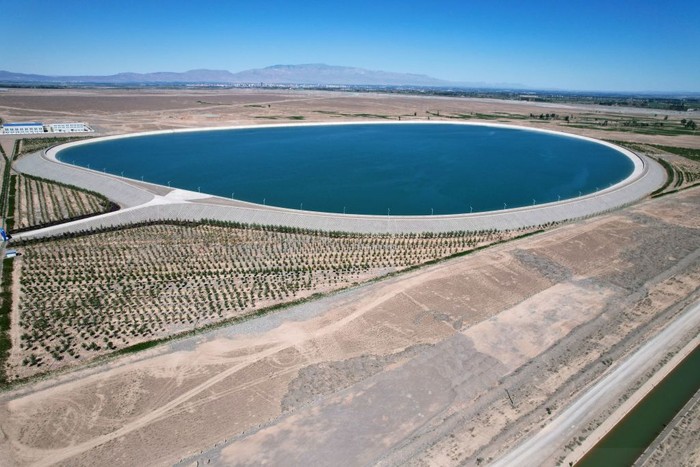 waduk gurun gobi ZHANGYE, CHINA - JUNE 13, 2022 - Photo taken on June 13, 2022 shows a small reservoir on the Gobi Desert in Zhangye, Northwest China's Gansu Province. (Photo credit should read CFOTO/Future Publishing via Getty Images)