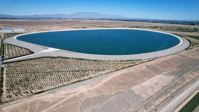 Penampakan Waduk Buatan di Tengah Gurun Gobi yang Kering