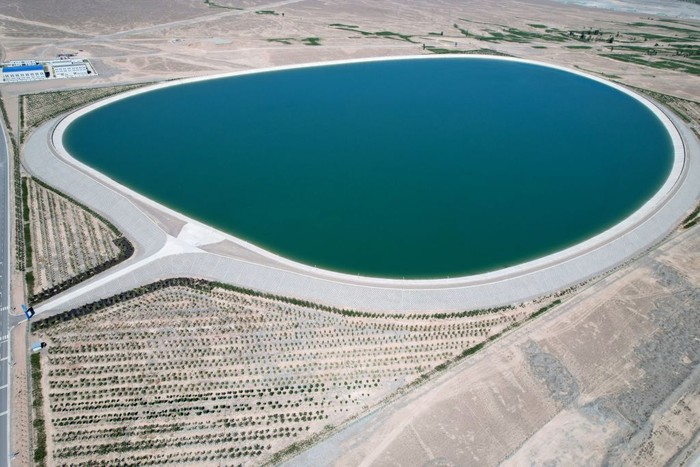 waduk gurun gobi ZHANGYE, CHINA - JUNE 13, 2022 - Photo taken on June 13, 2022 shows a small reservoir on the Gobi Desert in Zhangye, Northwest China's Gansu Province. (Photo credit should read CFOTO/Future Publishing via Getty Images)
