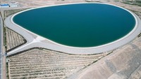 Waduk ini berada di Provinsi Gansu, bagian barat laut di negara tersebut. Air waduk terlihat biru dan tenang, kontras dengan kondisi gurun yang gersang dan kering.