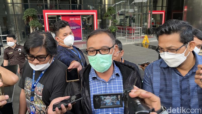 Wakil Bupati Bogor Iwan Setiawan usai pemeriksaan di KPK