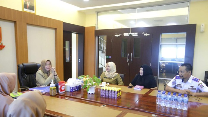 Wakil Wali Kota Makassar Fatmawati Rusdi saat memimpin rapat penanganan anjal dan gepeng.