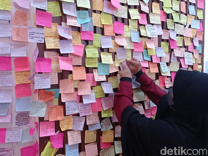 Warga masih bertakziah ke Gedung Pakuan, Bandung.