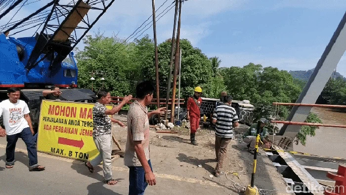 Warga mendatangi Jembatan Bagbagan.