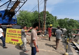 Renovasi Jembatan Bagbagan Sukabumi Didemo Warga