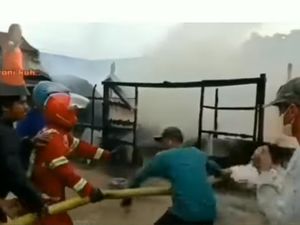 Viral Warga Rebut Selang Damkar Saat Padamkan Api di Kaltim