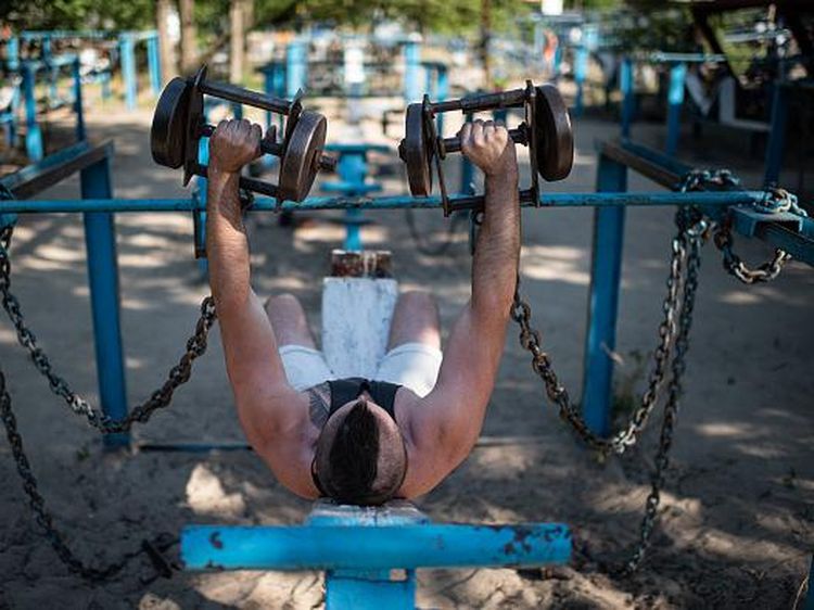 Warga Ukraina Latih Kekuatan di Gym Besi Tua
