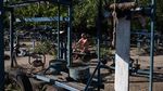 Warga Ukraina Latih Kekuatan di Gym Besi Tua
