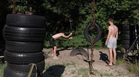 Gym outdoor ini berbeda dengan gym pada umumnya. Alat-alat kebugaran di gym ini menggunakan besi tua.  