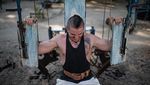 Warga Ukraina Latih Kekuatan di Gym Besi Tua