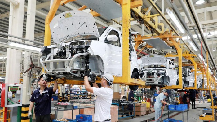 Yuk, Keliling Pabrik Mobil Listrik Jingpeng di China XUZHOU, CHINA - JUNE 13: Employees work on the production line of new energy vehicles at the workshop of Jiangsu Jinpeng Group Co., Ltd on June 13, 2022 in Xuzhou, Jiangsu Province of China. (Photo by Wan Shanchao/VCG via Getty Images)