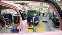 Seorang pekerja menyelesaikan produksi kendaraan listrik di sebuah pabrik Jingpeng di kawasan Xuzhou, Jiangsu, China, Senin (13/6/2022).