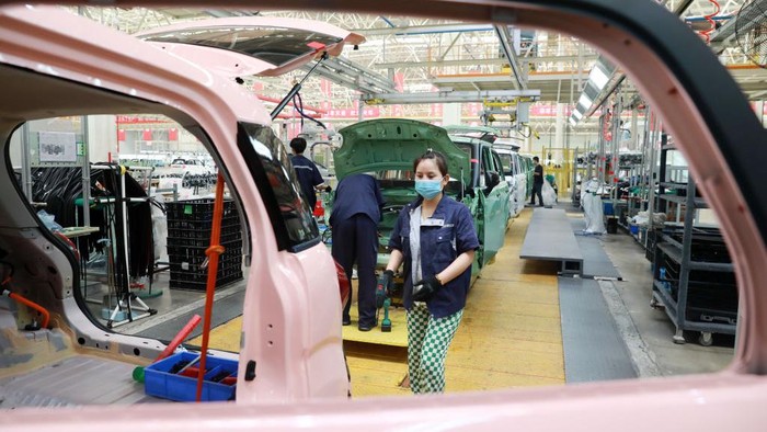 Yuk, Keliling Pabrik Mobil Listrik Jingpeng di China XUZHOU, CHINA - JUNE 13: Employees work on the production line of new energy vehicles at the workshop of Jiangsu Jinpeng Group Co., Ltd on June 13, 2022 in Xuzhou, Jiangsu Province of China. (Photo by Wan Shanchao/VCG via Getty Images)