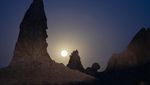 Lansekap Purnama Stroberi dari Gurun Mojave AS, Mengagumkan!