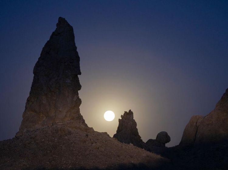 Lansekap Purnama Stroberi dari Gurun Mojave AS, Mengagumkan!