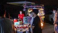 Suasana pasar malam itu terlihat sangat asik dengan warna-warni lampu hias.  