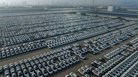 Begini penampakan ratusan mobil Nissan baru yang mejeng di lapak parkir Xiangyang Fengshen, Hubei, China, Senin (13/6/2022).