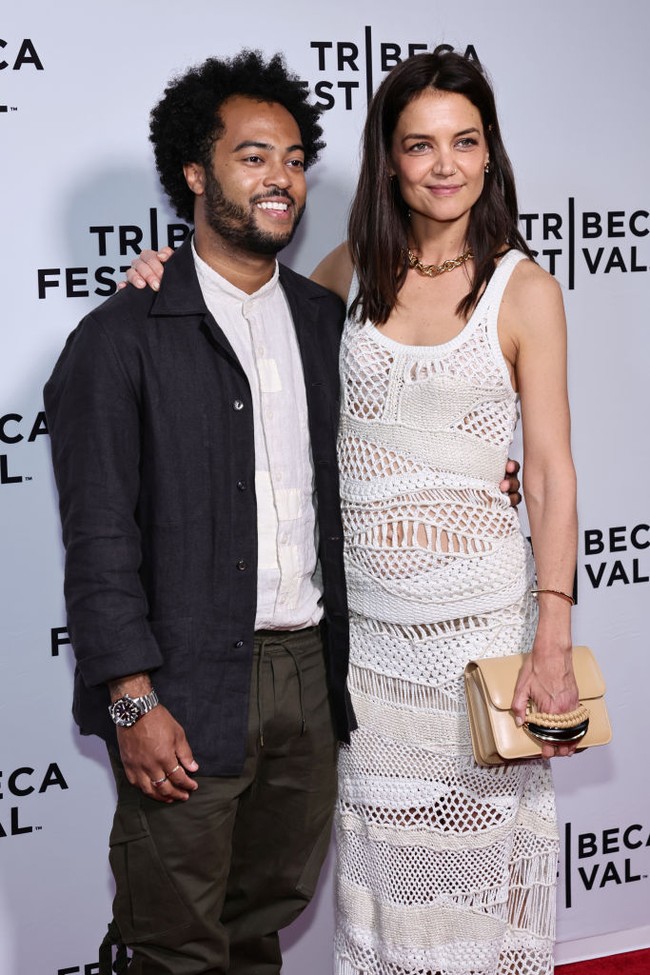 Katie Holmes pun tak bisa menghilangkan senyum dari wajahnya, karena ditemani sang kekasih. Foto: Getty Images for Tribeca Festiva/Theo Wargo