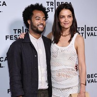Katie Holmes pun tak bisa menghilangkan senyum dari wajahnya, karena ditemani sang kekasih. Foto: Getty Images for Tribeca Festiva/Theo Wargo